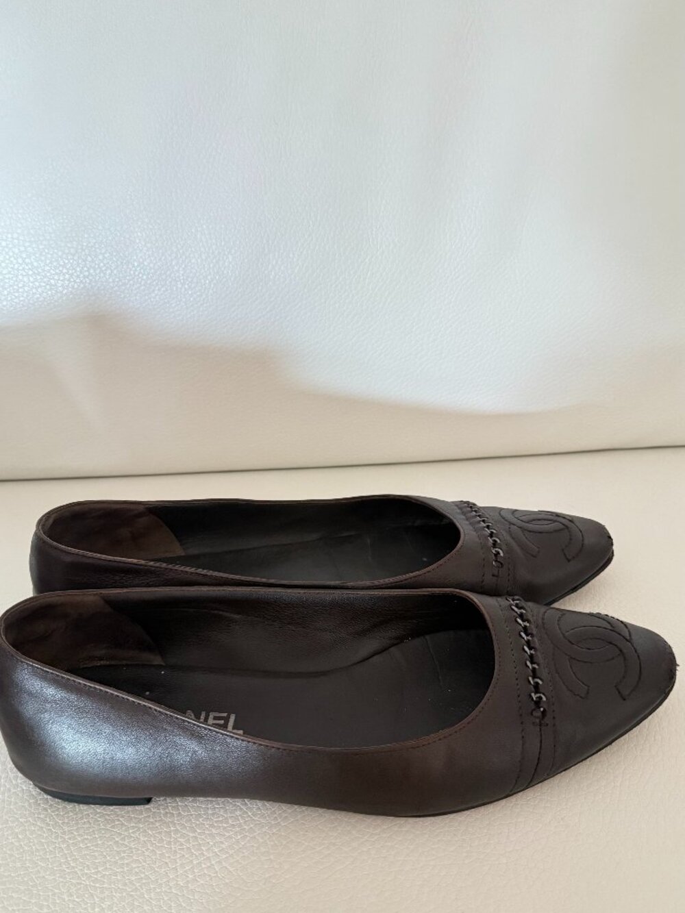 AUTH CHANEL BROWN LEATHER CC LOGO CHAIN TRIM ALMOND TOE BALLET FLATS SHOES 42 - Picture 2 of 7